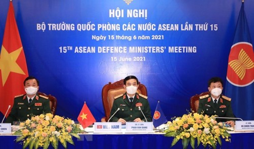 Ministros de Defensa de la Asean adoptan declaración por la paz y prosperidad de la región - ảnh 1
