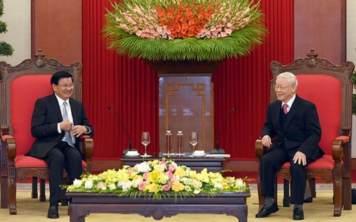 Visita del líder laosiano a Vietnam reafirma la solidaridad y la confianza mutua entre los países - ảnh 1