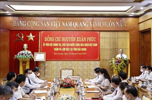 Presidente vietnamita resalta los logros de la provincia de Bac Giang en la lucha antipandémica - ảnh 1