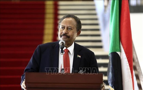 Primer ministro de Sudán detenido por los militares en un golpe de Estado - ảnh 1