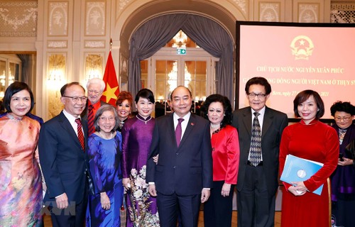 Presidente de Vietnam se reúne con compatriotas en Suiza - ảnh 1