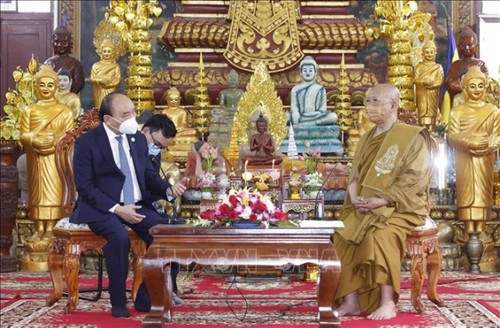Presidente de Vietnam visita a patriarcas budistas de Camboya - ảnh 1
