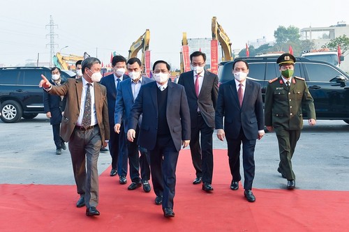Primer ministro vietnamita asiste a acto inaugural de obras estratégicas en Hung Yen - ảnh 1