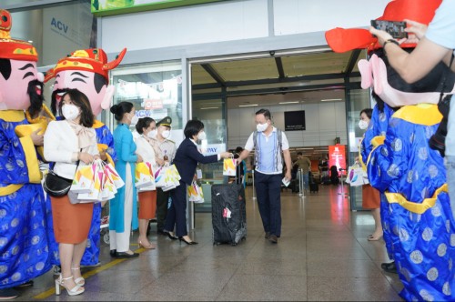 Localidades de Vietnam reciben a los primeros visitantes de 2022 - ảnh 1