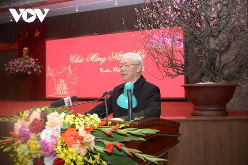Líder político de Vietnam felicita al pueblo de Hanói por Año Nuevo Lunar - ảnh 1