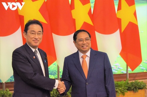 Primer ministro de Japón finaliza una exitosa visita a Vietnam - ảnh 1