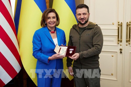 Presidenta de la Cámara de Representantes de Estados Unidos realiza una visita no programada a Ucrania - ảnh 1
