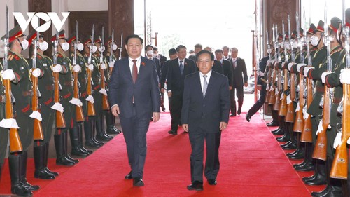 Presidente del Parlamento se reúne con el primer ministro de Laos - ảnh 1