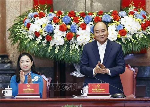 El jefe de Estado se reúne con personalidades prestigiosas de las etnias minoritarias de Tuyen Quang - ảnh 1