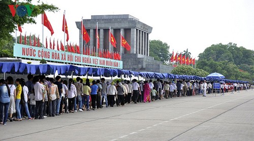 Visita al Mausoleo Ho Chi Minh en una mañana de mayo - ảnh 3