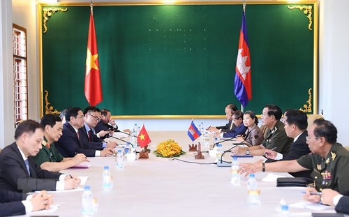 El jefe de Gobierno entabla conversaciones con su homólogo camboyano - ảnh 1