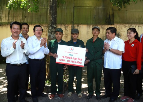 Entregan regalos de agradecimiento a personas beneficiadas de las políticas preferenciales en Ha Giang - ảnh 1