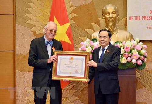 Vietnam entrega Orden de Amistad al ex secretario general de la UIP - ảnh 1