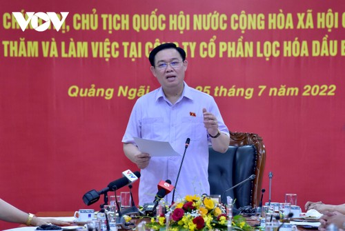 Presidente del Parlamento visita la empresa de Refinación y Petroquímica Binh Son - ảnh 1