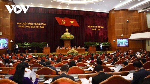 Continúa sesionando VI Pleno del Comité Central del Partido Comunista de Vietnam - ảnh 1