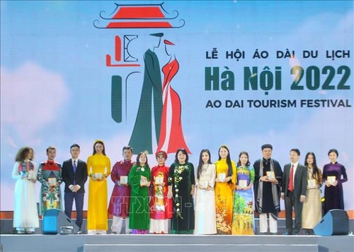 Festival Turístico sobre el Ao Dai de Hanói atrae a más de 30 mil visitantes - ảnh 1