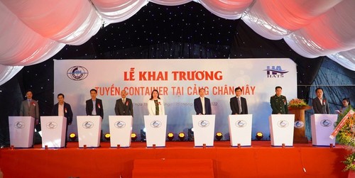 Inauguran ruta de servicio de transporte de contenedores al puerto de Chan May - ảnh 1