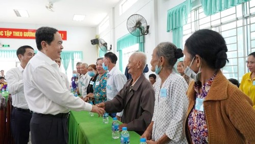 Dirigentes vietnamitas entregan obsequios del Tet a personas desfavorecidas en localidades - ảnh 1