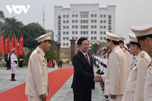 Presidente del Parlamento visita a soldados y personas desfavorecidas en Lao Cai - ảnh 1