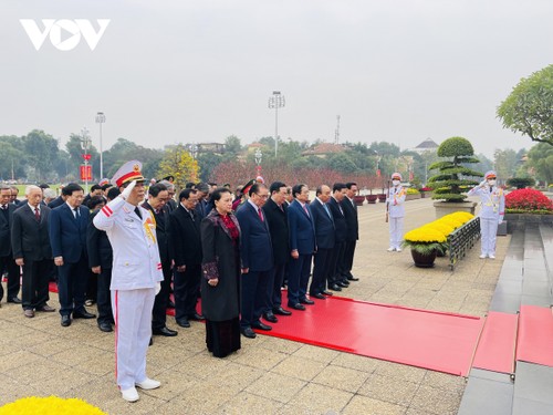 Dirigentes del Partido y Estado rinden homenaje al presidente Ho Chi Minh - ảnh 1
