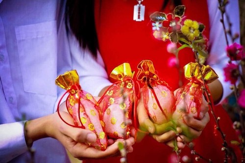 Comprar sal a principios de año nuevo lunar: una costumbre de los vietnamitas con deseos de abundancia y felicidad - ảnh 1