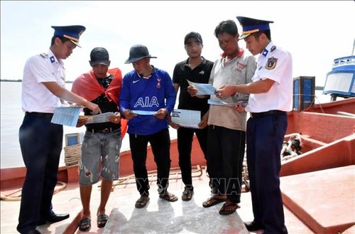 Intensifican la educación a pescadores vietnamitas sobre el cumplimiento de las leyes - ảnh 1