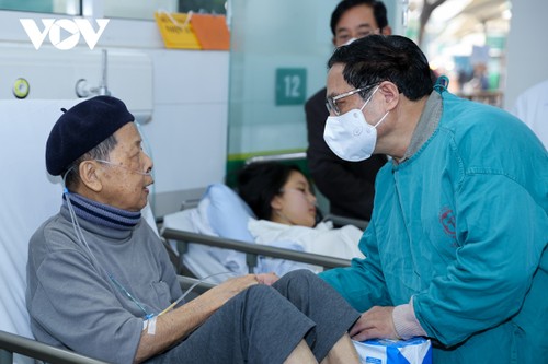 Primer ministro vietnamita visita algunos hospitales en Hanói - ảnh 1