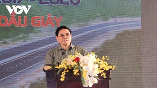 Premier asiste a la ceremonia de inauguración de rutas de la Autopista Norte-Sur - ảnh 1