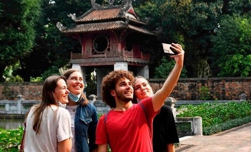 Vietnam podría recibir hasta 10 millones de turistas extranjeros en 2023 - ảnh 1