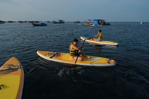 Jóvenes locales contribuyen al desarrollo turístico en la isla de Phu Quy - ảnh 3