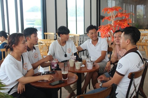 Jóvenes locales contribuyen al desarrollo turístico en la isla de Phu Quy - ảnh 1