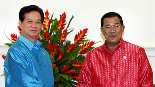 Premier vietnamita aboga por intensificar cooperación con Cambodia - ảnh 1
