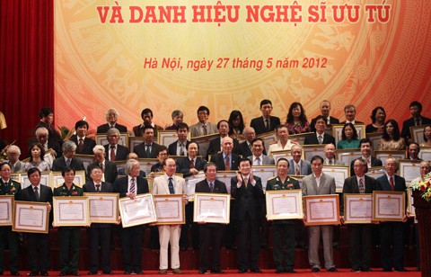 Vietnam condecora a escritores y artistas sobresalientes con el Premio Estatal  - ảnh 1