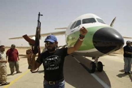 Aeropuerto de Trípoli bloqueado por hombres armados - ảnh 1