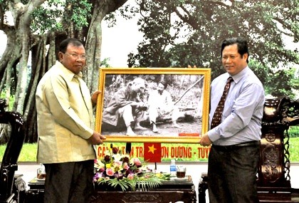 Prosiguen actividades de delegados laosianos en Vietnam - ảnh 1