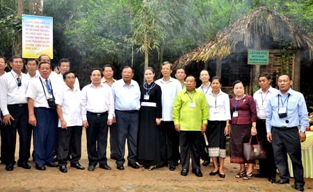 Prosiguen actividades de delegados laosianos en Vietnam - ảnh 2