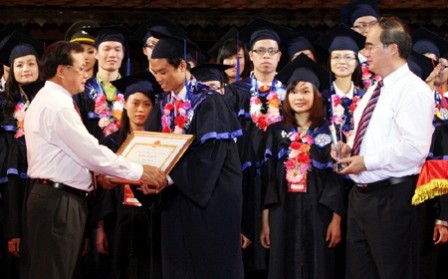 Hanoi destaca a los más sobresalientes estudiantes graduados  - ảnh 1