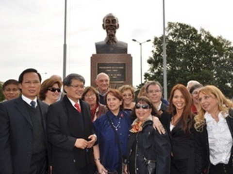 Inauguran estatua de Ho Chi Minh en Buenos Aires - ảnh 1