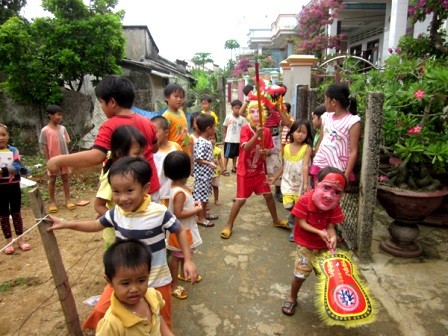 Localidades vietnamitas celebran Fiesta del medio otoño para los infantes  - ảnh 2