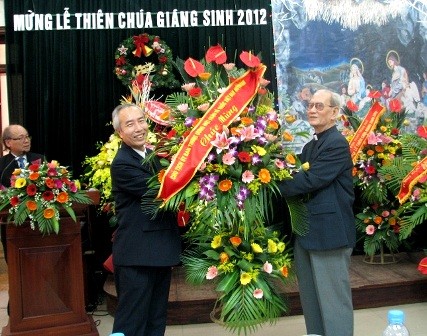 Católicos vietnamitas saludan Navidad - ảnh 1