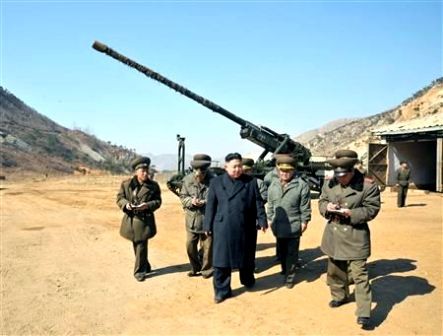 Líder norcoreano inspecciona maniobras de artillería - ảnh 1