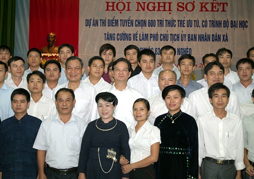 Premier vietnamita alaba voluntad y espíritu de vicepresidentes jóvenes en bases - ảnh 1