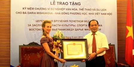 Autora rusa aprecia la cultura vietnamita - ảnh 3