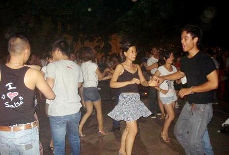 Salsa callejera, patio de recreo para jóvenes en la capital - ảnh 1