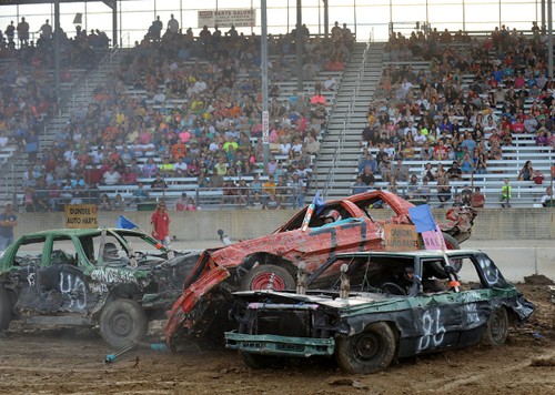 Canada’s Demolition Derby – the fighting cars - ảnh 2