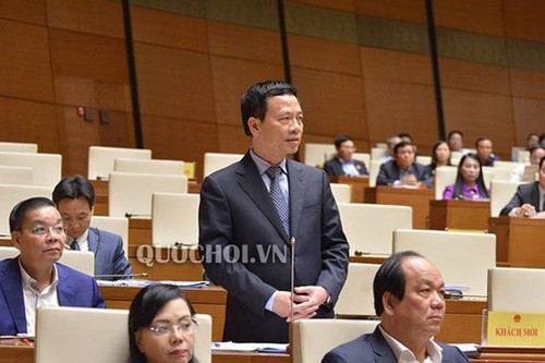 Ministers respond to questions about fake news, non-cash payment  - ảnh 1