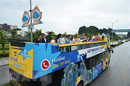 첫 “Vietnam Sightseeing" 2층 버스 출시와 City Tour 노선 개통 - ảnh 1