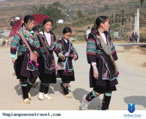 하장 (Hà Giang)성 소수민족 몽짱 (Mông Trắng)족 여성 전통 의상의 특징 - ảnh 1