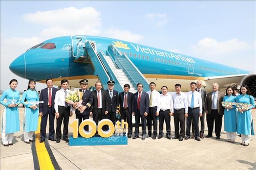 10월22일 오전 쯔엉 화 빈 (Trương Hòa Bình) 정부상무부총리, 베트남 항공의 100번째 항공기 인수식 참여 - ảnh 1