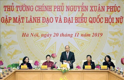 응우옌 쑤언 푹 총리, 국회 여성대표들과의 만남 - ảnh 1